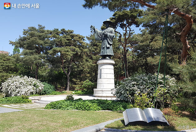 절두산 순교기념광장에는 한국인 최초 신부인 김대건 안드레아의 동상이 세워져있다. ⓒ최용수