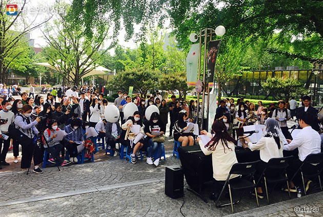 시민들과 함께 하고 있는 `프린지-서울창작공간 연극축제` 모습 ⓒ고함20