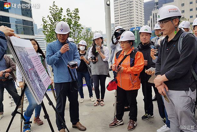 `서울로7017`의 도시재생에 대한 설명을 듣고 있는 시민기자단 ⓒ장은희