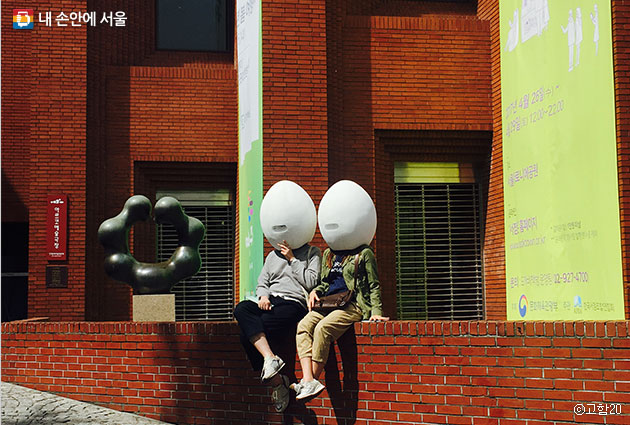 서울연극제의 상징인 `알` 모양 탈을 쓰고 길거리 연극을 감상하는 시민들 ⓒ고함20