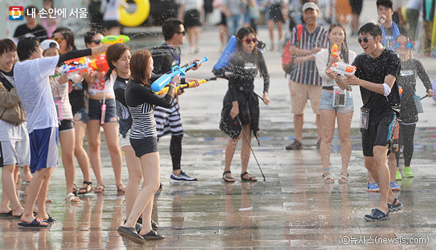 2015 한강몽땅 여름축제에서 물총놀이를 즐기는 시민들ⓒ뉴시스