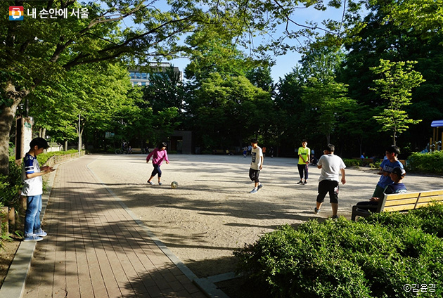 효창공원에서 뛰어노는 아이들 ⓒ김윤경