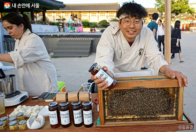 도시 양봉으로 성공한 꿀벌을 데리고, 아이스 허니티와 밀립초 등을 팔고 있는 안태홍 씨. ⓒ김윤경