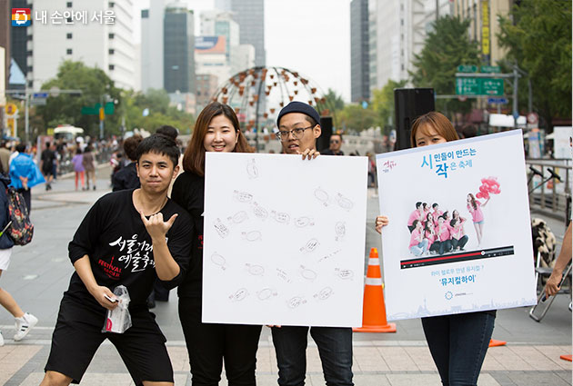 2016년 서울거리예술축제 자원활동가 활동모습