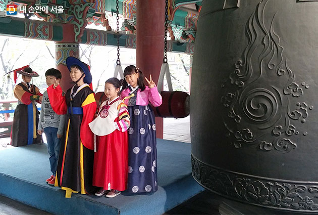 보신각에서는 내외국인 누구나 참여할 수 있는 타종 체험행사를 연중 실시하고 있다