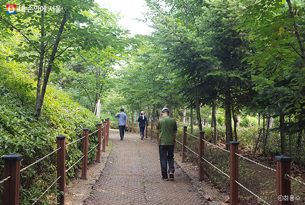 궁산공원둘레길을 걷고 있는 시민들 ⓒ최용수