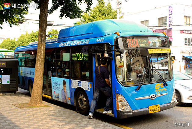 혼잡으로 불편했던 702번 버스, 이 구간에도 다람쥐버스가 도입돼 시민들의 불편이 줄어들 것으로 기대된다.  ⓒ박장식