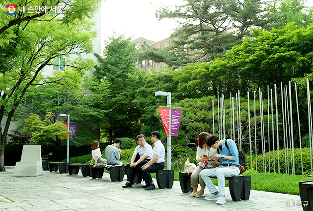 푸른 나무와 함께 휴식을 취할 수 있는 서울시립미술관 서소문 본관 정원 ⓒ이동규