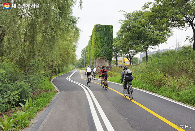재정비된 샛강 자전거도로에서 라이딩하는 바이크족, 한쪽에 보행자도로도 함께 마련돼 있다.  ⓒ최용수