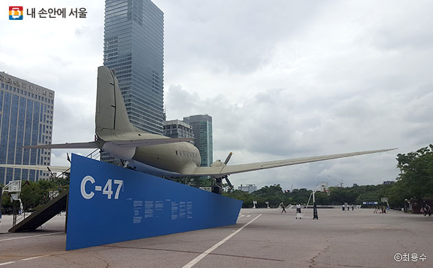 대한민국 임시정부를 기념하기 위해 여의도공원 남쪽 문화마당에 C-47 수송관을 설치했다. ⓒ최용수