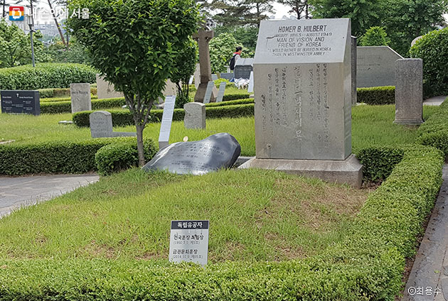 양화진 외국인선교사묘원에서 영면하고 있는 호머 헐버트 묘역과 기념비 