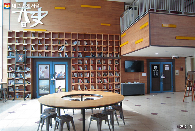 아리랑시네센터 3층 독립영화관은 다양한 장르의 독립영화와 자료를 소장하고 있다 ⓒ박은영