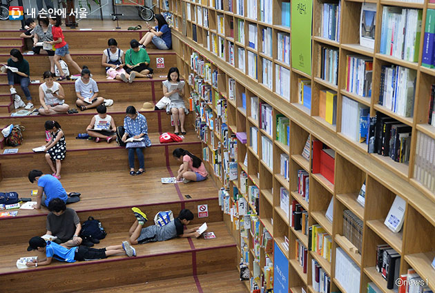 서울도서관에서 독서하는 시민들