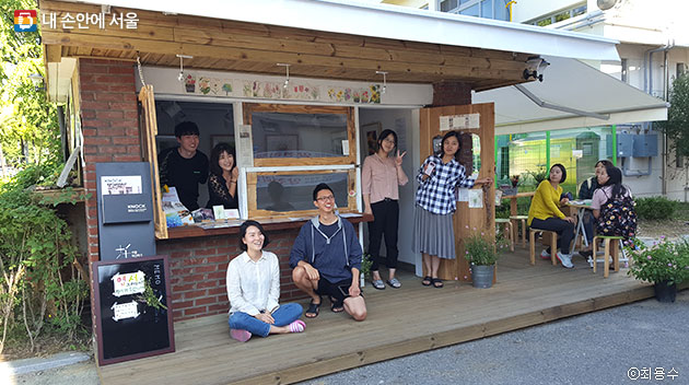 `양천리 갤러리`를 찾아 수채화 감상과 체험을 하며 즐거워하는 서울시 청년활동가 회원들 모습 ⓒ최용수