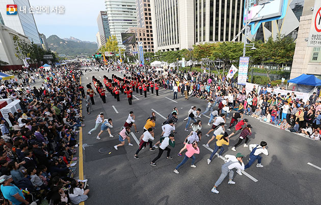 서울거리예술축제2017에서는 1,000여명이 참여하는 폐막 시민퍼레이드를 선보일 예정이다