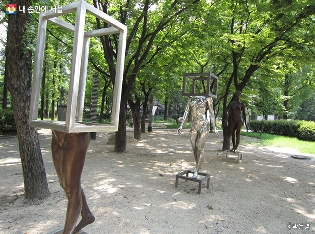 사람이 걷는 모습을 세 개의 조각상으로 입체적으로 표현한 공원 내 작품 ⓒ박은영