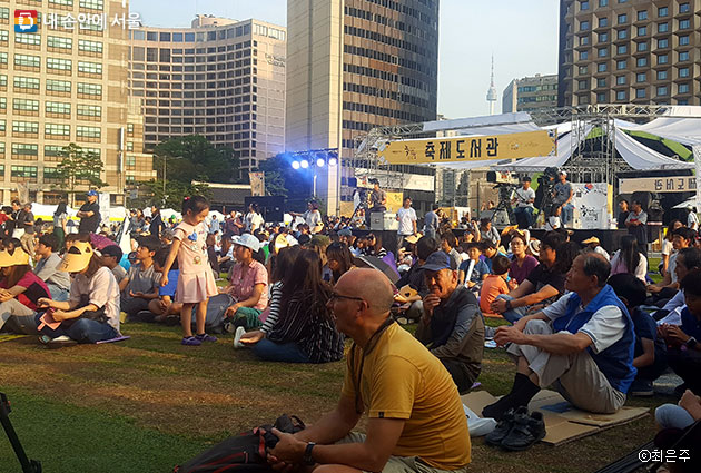 북콘서트가 열린 서울광장을 가득 메운 시민들 ⓒ최은주