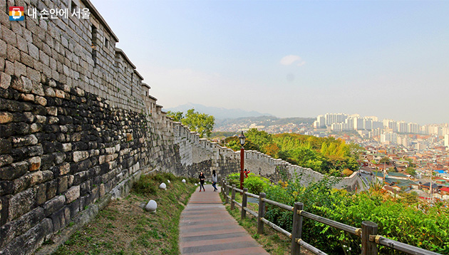 서울성곽길 낙산코스와 주변 풍경