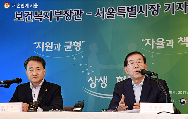 박원순 서울시장(사진 오른쪽)이 기자들 질문에 답변하고 있다.