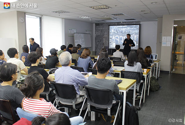 서울역 도시재생지원센터에서 서울로 7017 설계에 대해 강연 중인 위니 마스 ⓒ강서희