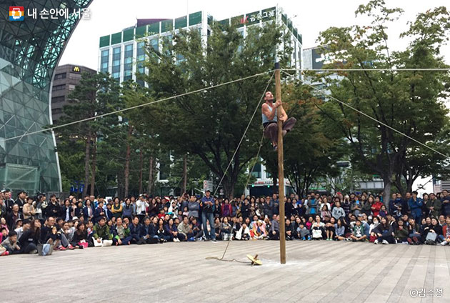 서울광장에서 펼쳐진 공식 초청작 `기둥`의 퍼포먼스 모습 ⓒ김수정