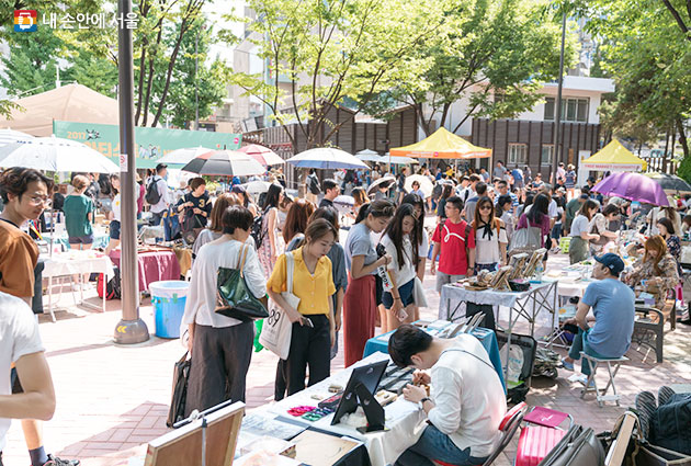 10월 26일부터 29일까지, 13개 시민시장이 서울 곳곳에서 열린다. 사진은 시민시장 중 하나인 홍대앞예술시장프리마켓 현장 사진