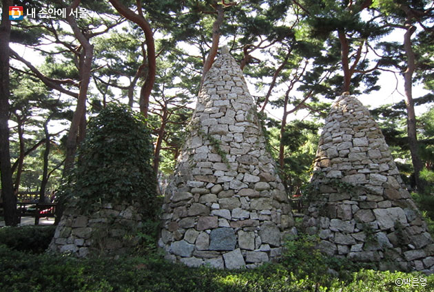 솔숲 한쪽에는 우이동 삼각산을 상징하는 3개의 돌탑이 있다. ⓒ박은영