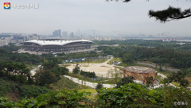 매봉산 정상 포토 랜드에서 보면 새롭게 문을 연 `문화비축기지`와 월드컵경기장이 한 눈에 들어온다 ⓒ최용수