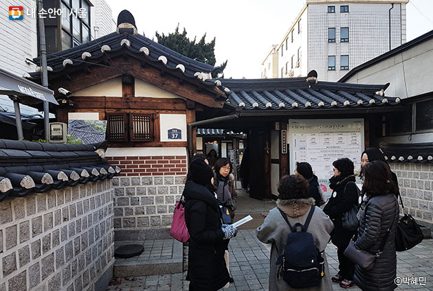 서울시 북촌문화센터에서는 마을서재 등을 조성하고, 북촌의 가치를 제대로 전하기 위한 다양한 프로그램들을 운영하고 있다 ⓒ박혜민