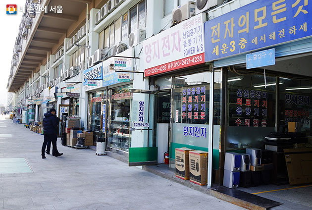 공중 보행로 양쪽으로 펼쳐진 메이커스 로드