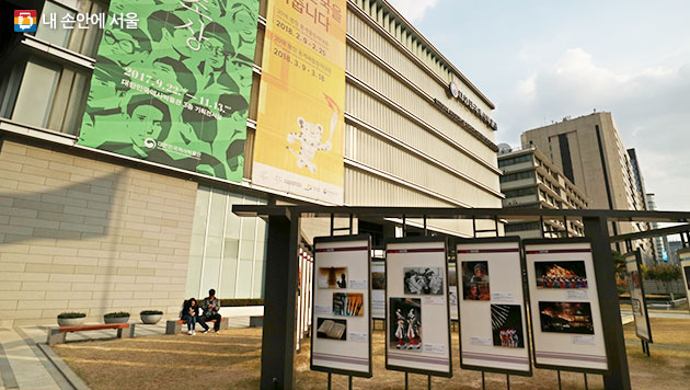 광화문을 마주하고 오른편에 위치한 대한민국역사박물관은 대한민국 100여년 역사를 전시하고 있는 박물관이다