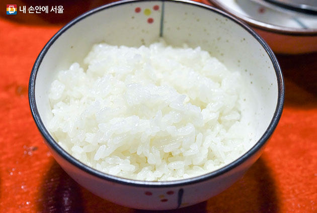 밥알이 살아있는 고시히카리 흰쌀밥이 인기가 높다