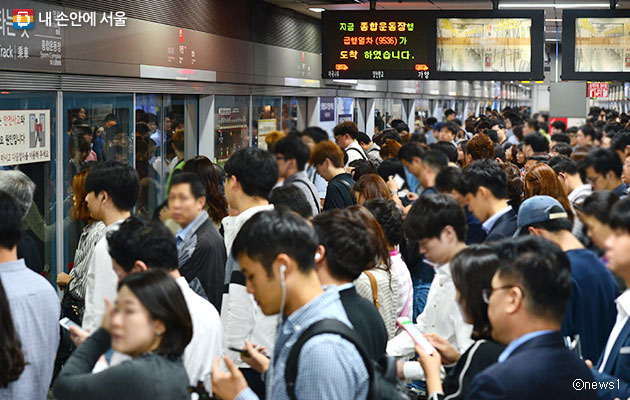 이용객들로 붐비는 서울 지하철 9호선 가양역 승강장ⓒnews1