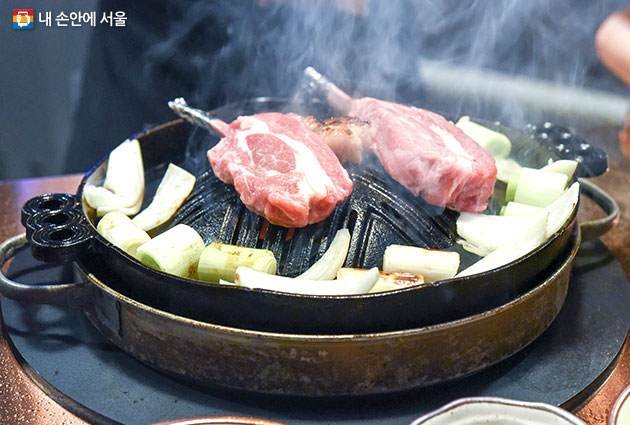 징기스칸은 양고기를 구워먹는 요리법이다