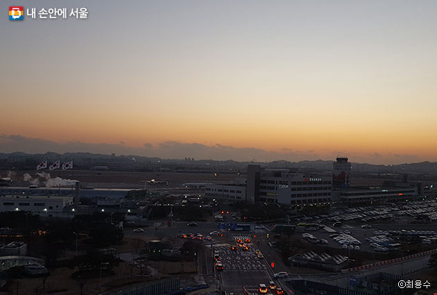 롯데몰 6층의 하늘전망대에서 바라본 김포공항의 야경 ⓒ최용수