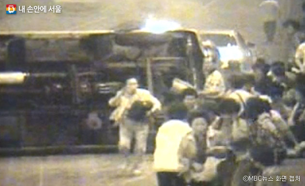 2003년 홍지문 터널 내에서 발생한 사고, 승객들이 불이 난 차량에서 대피하고 있다. ⓒMBC뉴스 화면 캡처