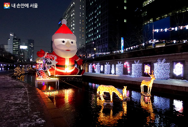 서울 청계천에서 2017 서울 크리스마스 페스티벌이 열린다.