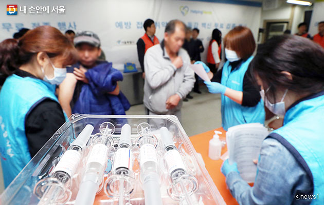 서울시는 노숙인 및 쪽방촌 주민들을 대상으로 무료 독감예방접종을 실시했다 ⓒnews1