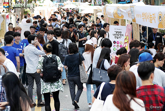 서울시는 창업기업이 죽음의계곡을 극복할 수 있도록 적극 지원하고 있다. 사진은 지난 9월 신촌 스타트업 거리축제 현장 사진ⓒnews1