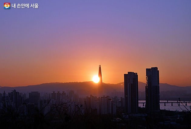 구름 한 점 없이 맑은 아침 해가 떠올랐다