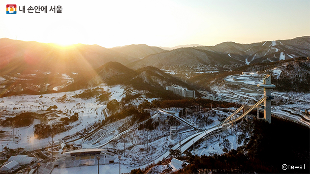 알펜시아 스키점프센터와 올림픽 슬라이딩센터. 오는 2월 9일부터 25일까지 평창동계올림픽이 열린다. ⓒnews1