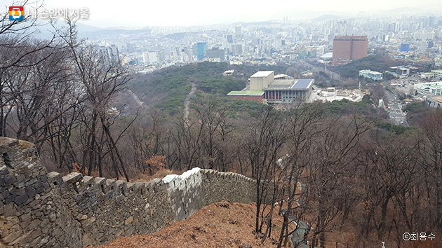 한양도성 성곽길을 따라 남산을 오르면 서울시 전경을 내려다볼 수 있다 ⓒ최용수