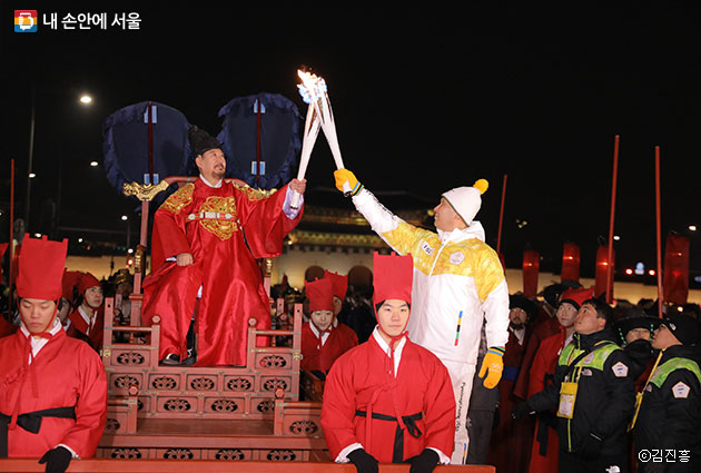 13일, 광화문광장에서는 조선시대 어가행렬을 재현한 성화봉송 행사가 열렸다.ⓒ김진흥