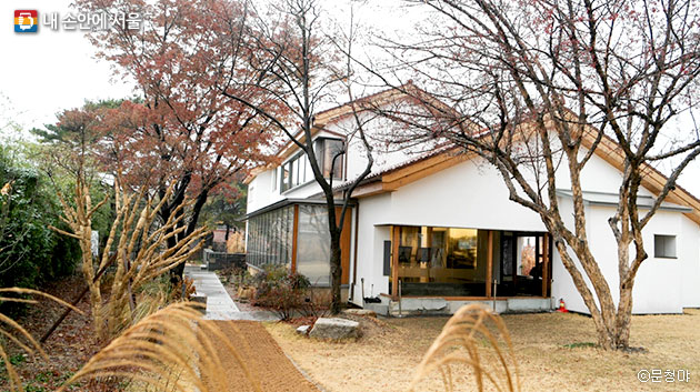 한양도성 전시안내센터는 1981년부터 2013년까지 33년간 서울시장 공관으로 사용되었다.ⓒ문청야