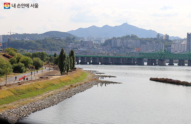 콘크리트 인공호안을 자연형 호안으로 복원한 이촌한강공원