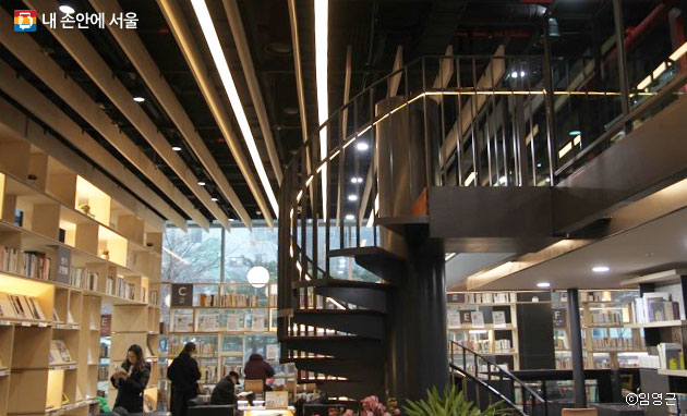 성동 책마루는 서울시청 시민청을 비롯해 코엑스몰 별마당 도서관 등을 참고해 시민을 위한 공간으로 완성됐다.ⓒ임영근