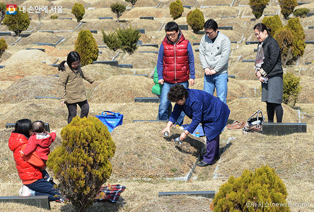 `용미리 시립묘지`를 찾은 성묘객들 