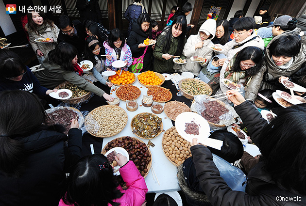북촌문화센터에서 정월 대보름 음식을 나누는 시민들