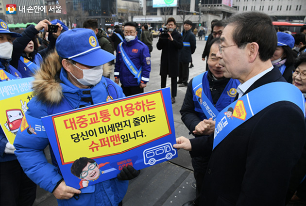 미세먼지 캠페인 참여자와 대화를 나누는 박원순 서울시장  