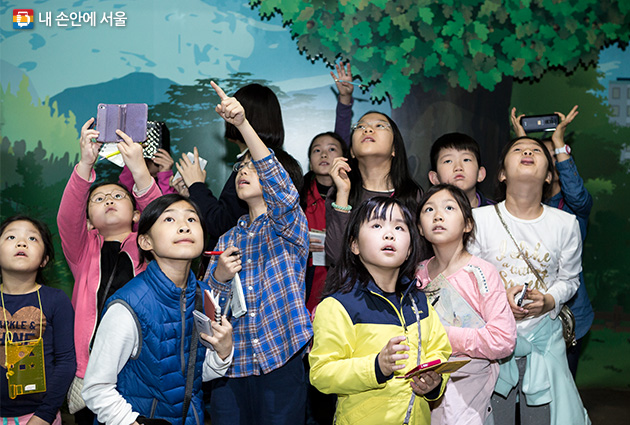 어린이 기자들이 서울시립과학관을 취재하고 있다.
